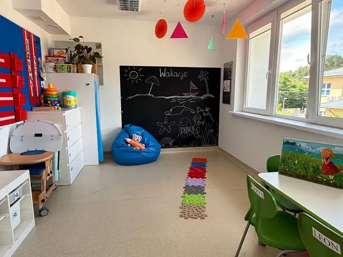 Wnętrze placówki Ooniwerek — sala terapeutyczna z kolorowymi akcentami.
