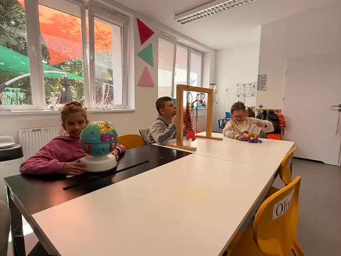 Wnętrze placówki Ooniwerek — sala terapeutyczna z kolorowymi akcentami.