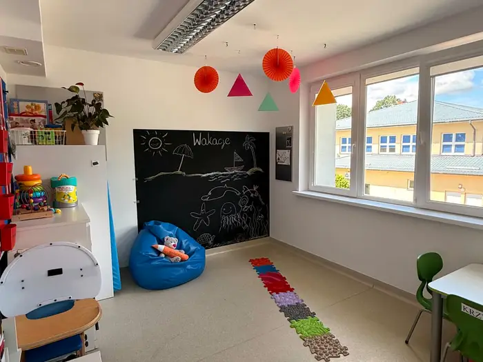 Wnętrze placówki Ooniwerek — sala terapeutyczna z kolorowymi akcentami.