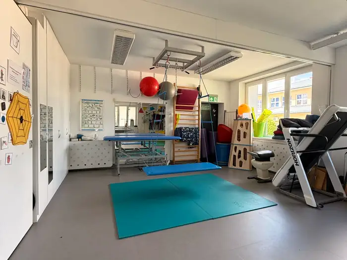 Wnętrze placówki Ooniwerek — sala terapeutyczna z kolorowymi akcentami.