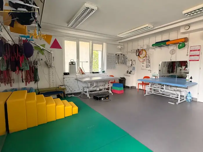 Wnętrze placówki Ooniwerek — sala terapeutyczna z kolorowymi akcentami.