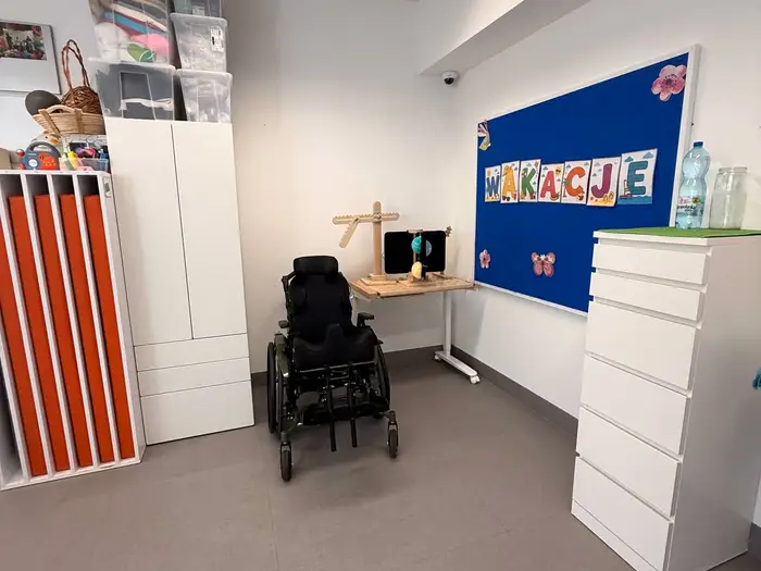 Wnętrze placówki Ooniwerek — sala terapeutyczna z kolorowymi akcentami.