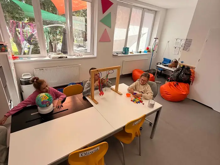 Wnętrze placówki Ooniwerek — sala terapeutyczna z kolorowymi akcentami.
