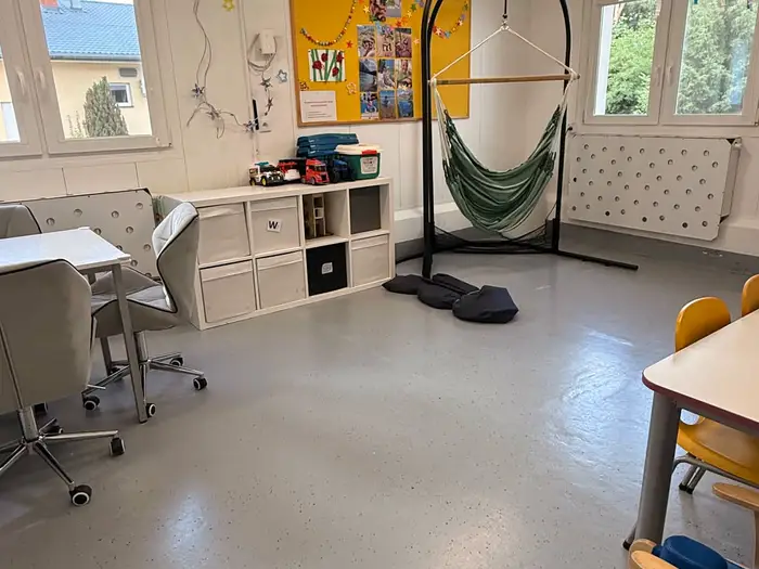 Wnętrze placówki Ooniwerek — sala terapeutyczna z kolorowymi akcentami.