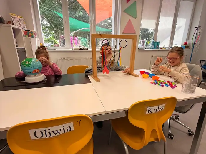 Wnętrze placówki Ooniwerek — sala terapeutyczna z kolorowymi akcentami.