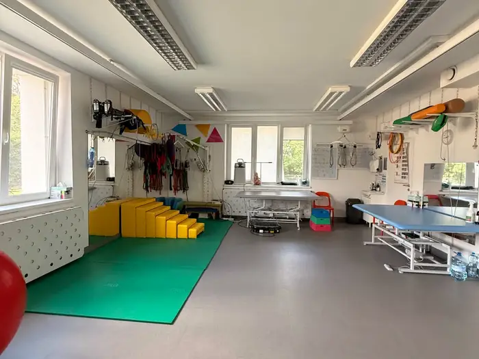 Wnętrze placówki Ooniwerek — sala terapeutyczna z kolorowymi akcentami.
