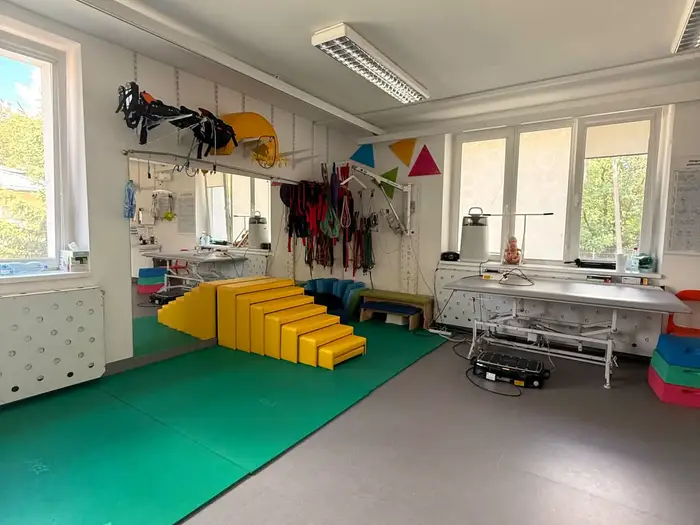 Wnętrze placówki Ooniwerek — sala terapeutyczna z kolorowymi akcentami.