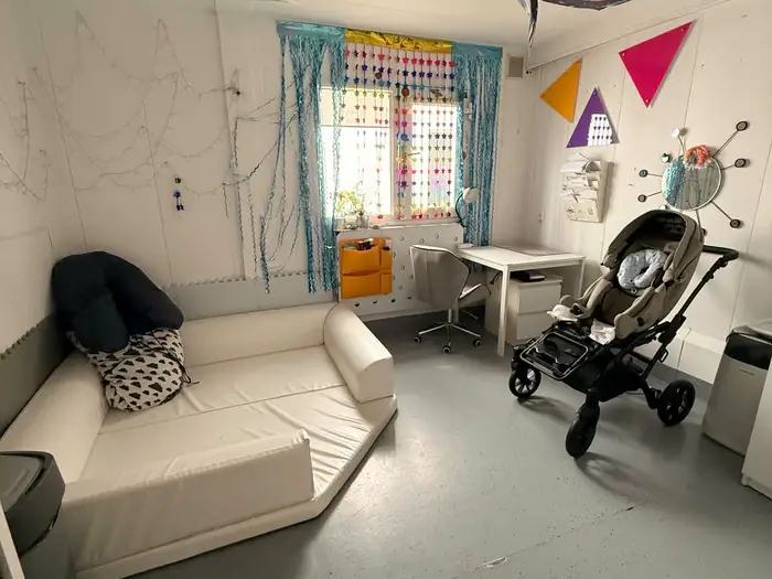 Wnętrze placówki Ooniwerek — sala terapeutyczna z kolorowymi akcentami.