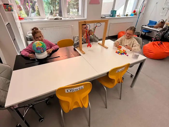 Wnętrze placówki Ooniwerek — sala terapeutyczna z kolorowymi akcentami.
