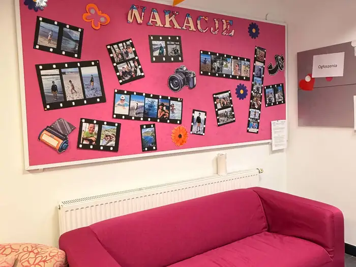 Wnętrze placówki Ooniwerek — sala terapeutyczna z kolorowymi akcentami.