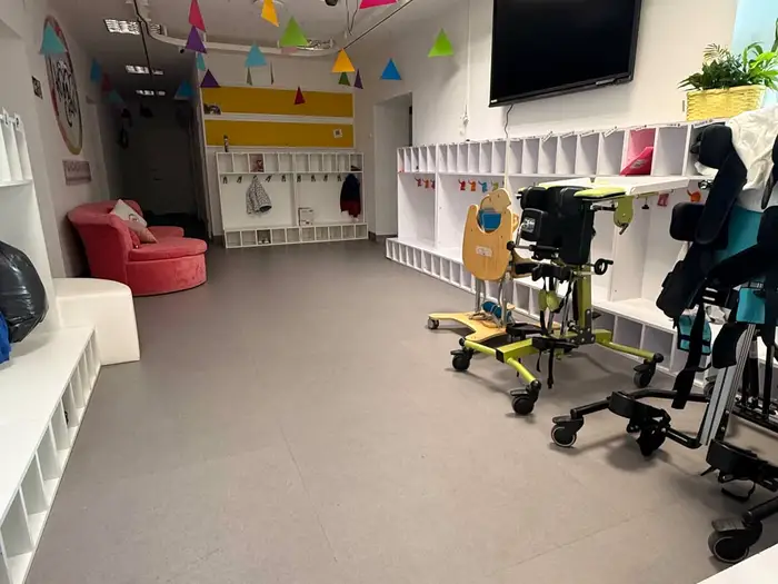Wnętrze placówki Ooniwerek — sala terapeutyczna z kolorowymi akcentami.