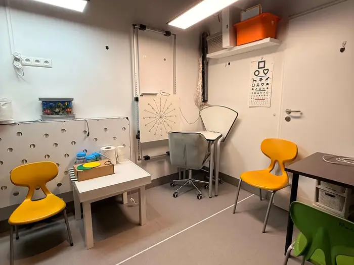 Wnętrze placówki Ooniwerek — sala terapeutyczna z kolorowymi akcentami.