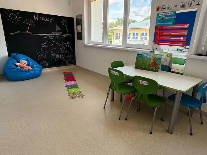 Wnętrze placówki Ooniwerek — sala terapeutyczna z kolorowymi akcentami.