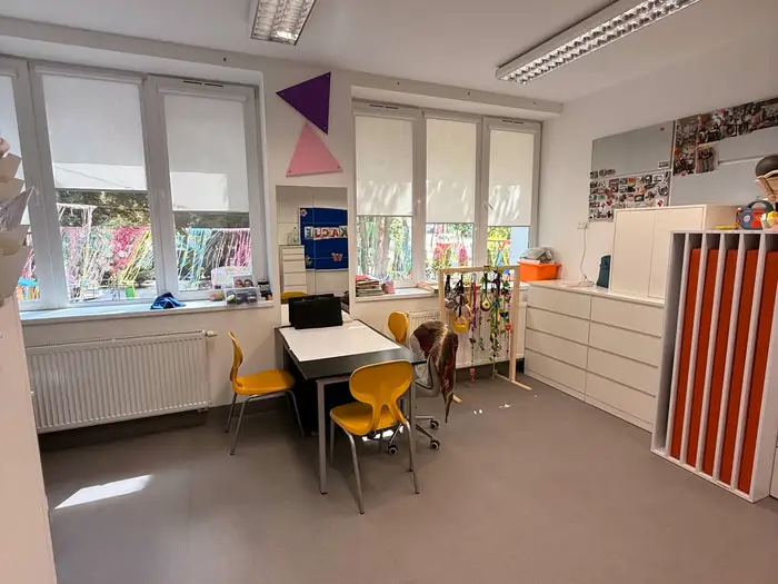 Wnętrze placówki Ooniwerek — sala terapeutyczna z kolorowymi akcentami.