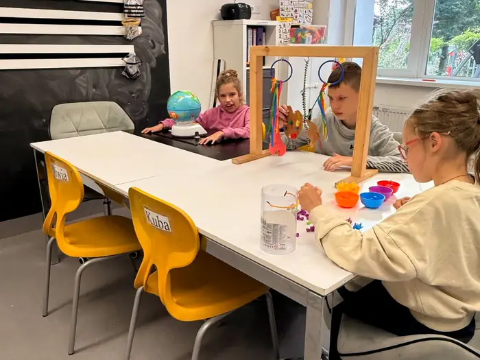 Wnętrze placówki Ooniwerek — sala terapeutyczna z kolorowymi akcentami.